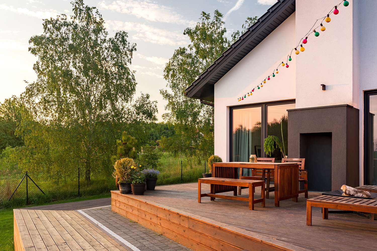 Valoriser son bien immobilier avec une terrasse en Pin traité