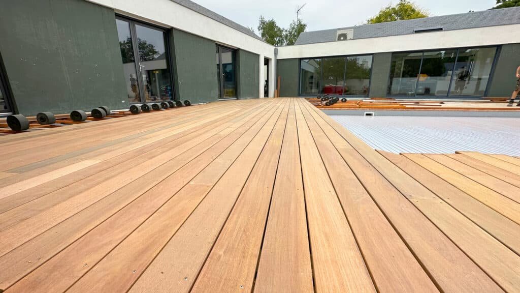 Terrasse en ipe autour d'une piscine