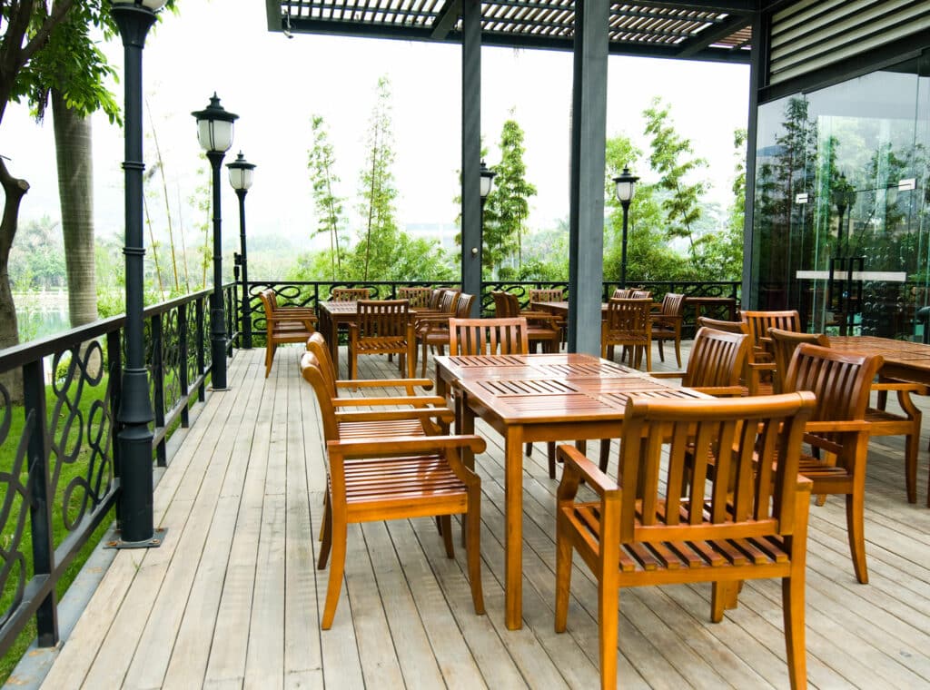 Terrasse en bois pour restaurant