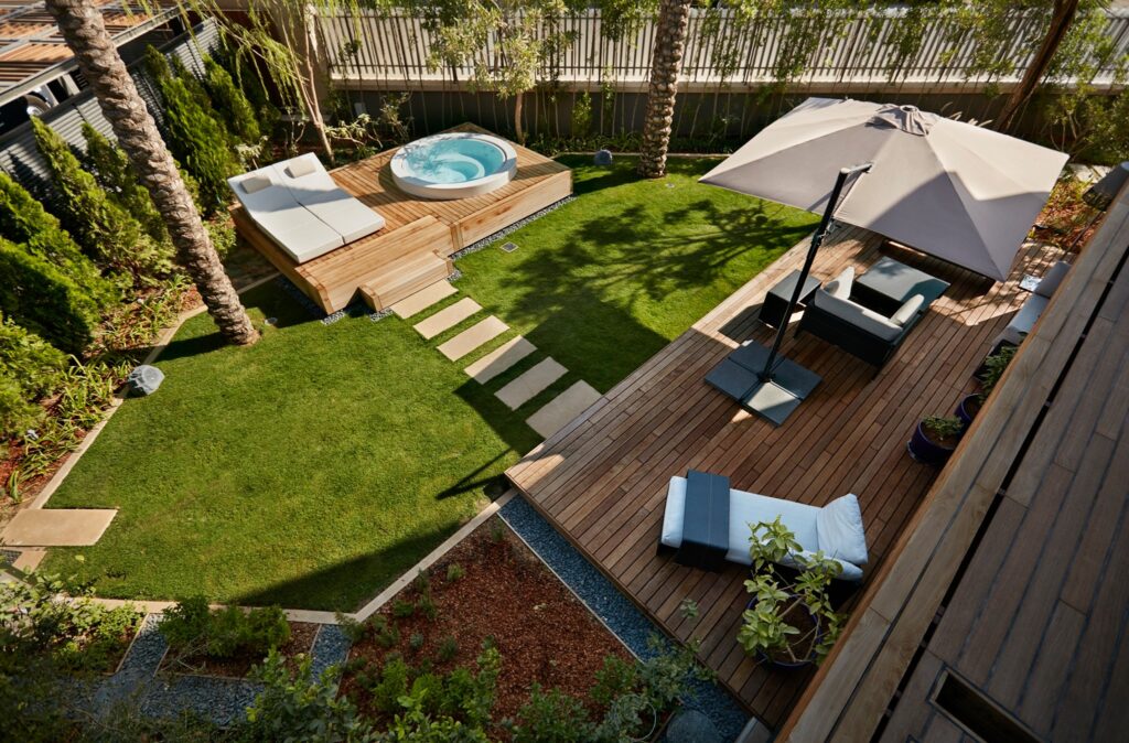 Pose et entretien d'une terrasse bois exotique avec spa