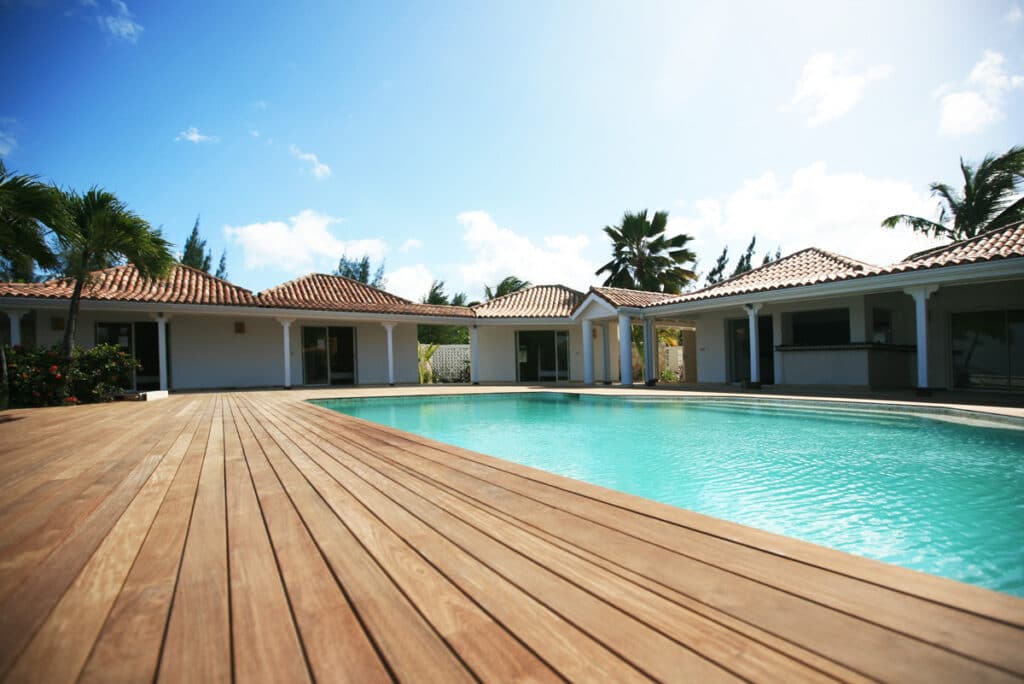 Terrasse en bois Novlek autour d'une piscine.