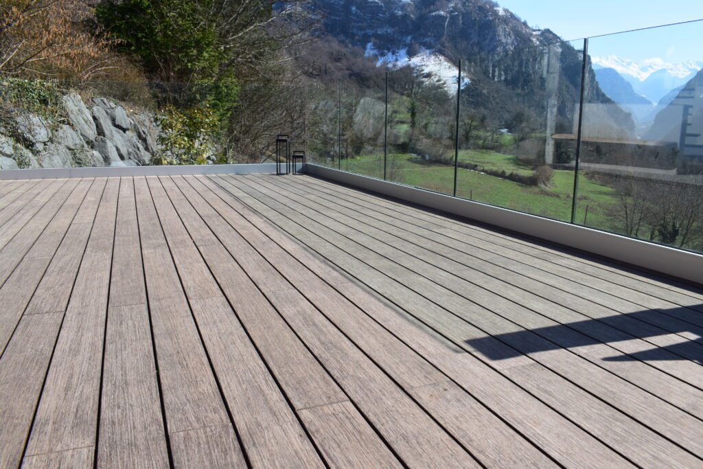 Terrasse en bambou foncé finition Moka haute densité. Design contemporain et durable par TWIC.